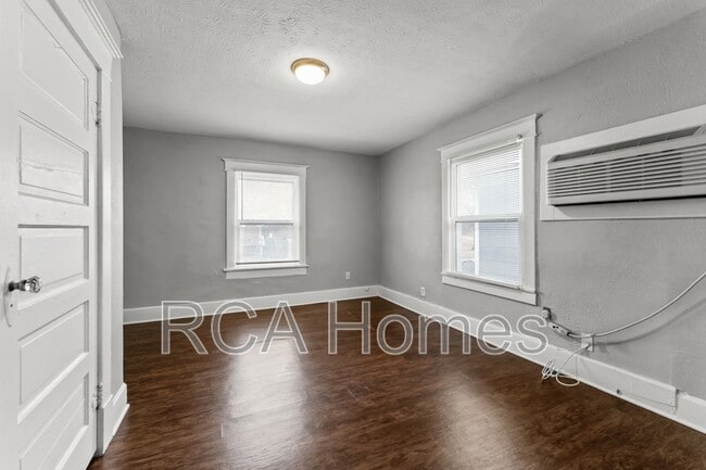 Building Photo - 528 E Raymond St