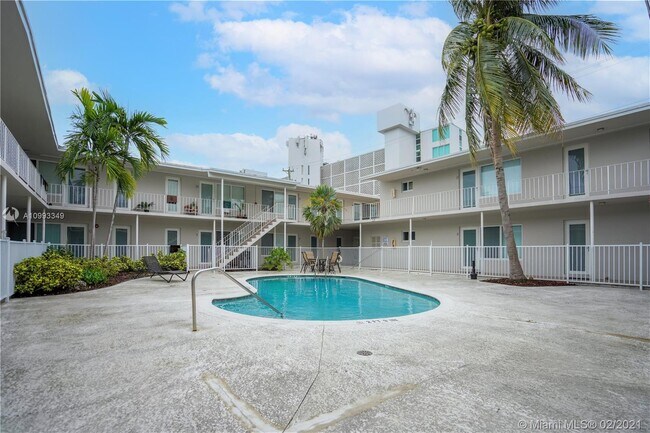 Building Photo - 1940 Biarritz Dr