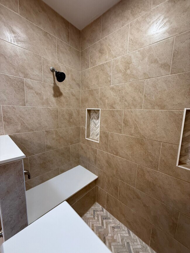 Baño principal (junto al dormitorio principal) - 8 Hagood Ave