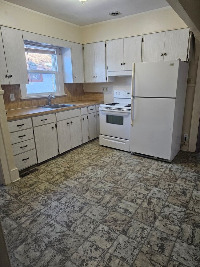 Building Photo - Zad S Center