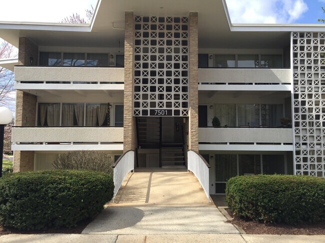 Walking distance to restaurants, shopping - 7501 Spring Lake Dr