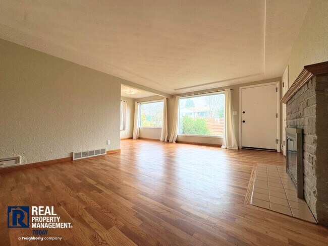 Foto del edificio - Spacious 5-Bedroom Home in Desirable North Tacoma Near Proctor & Ruston!!