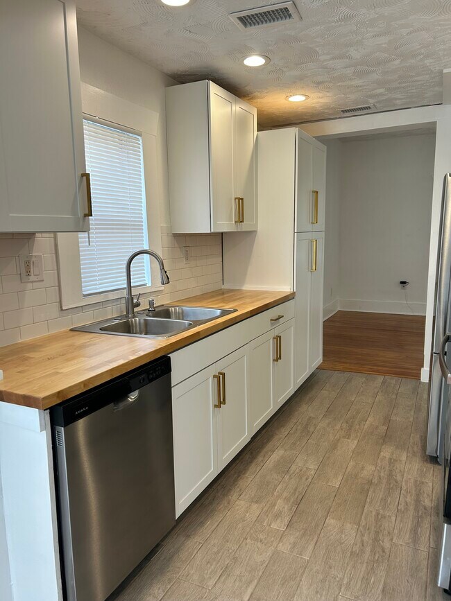 Cocina - 2443 4th Ave N