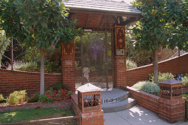 Foto del edificio - 1648 N Ogden Dr