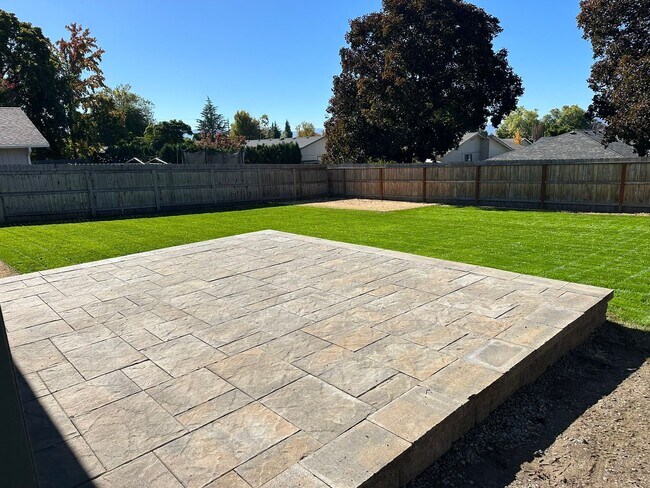 Building Photo - Beautiful & Spacious Home for Rent