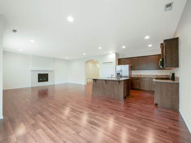 Building Photo - 5 Beds 3Baths Stunning Single-family Home ...