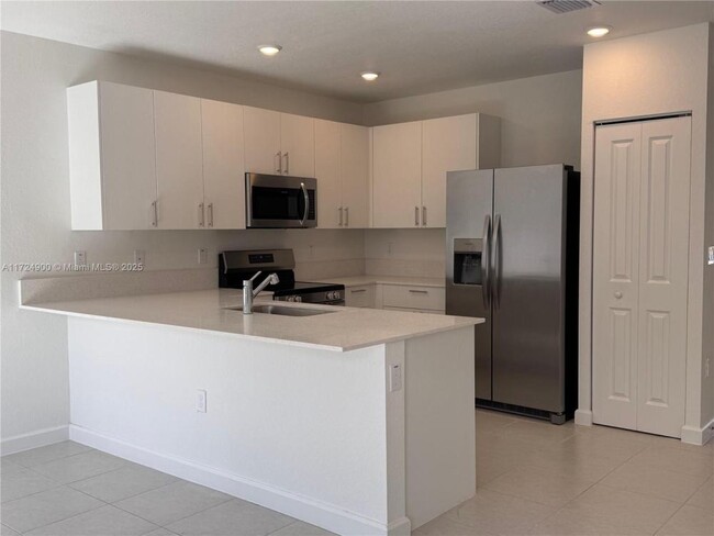 Foto del edificio - 3 bedroom in Pembroke Park FL 33023