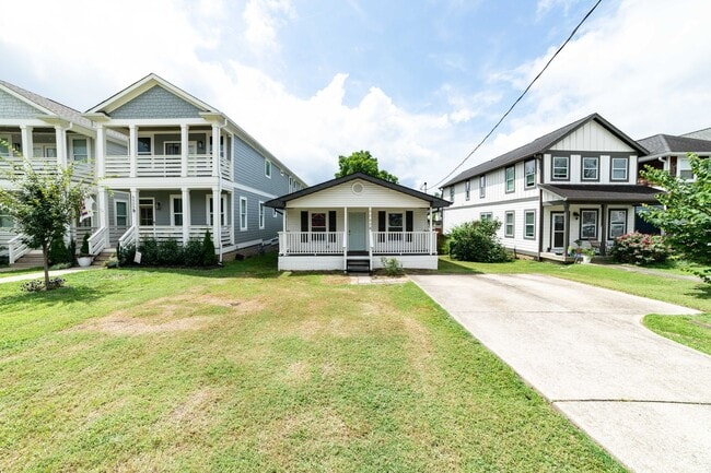 Foto del edificio - Charming 3-Bed Home with Fenced Yard in Th...