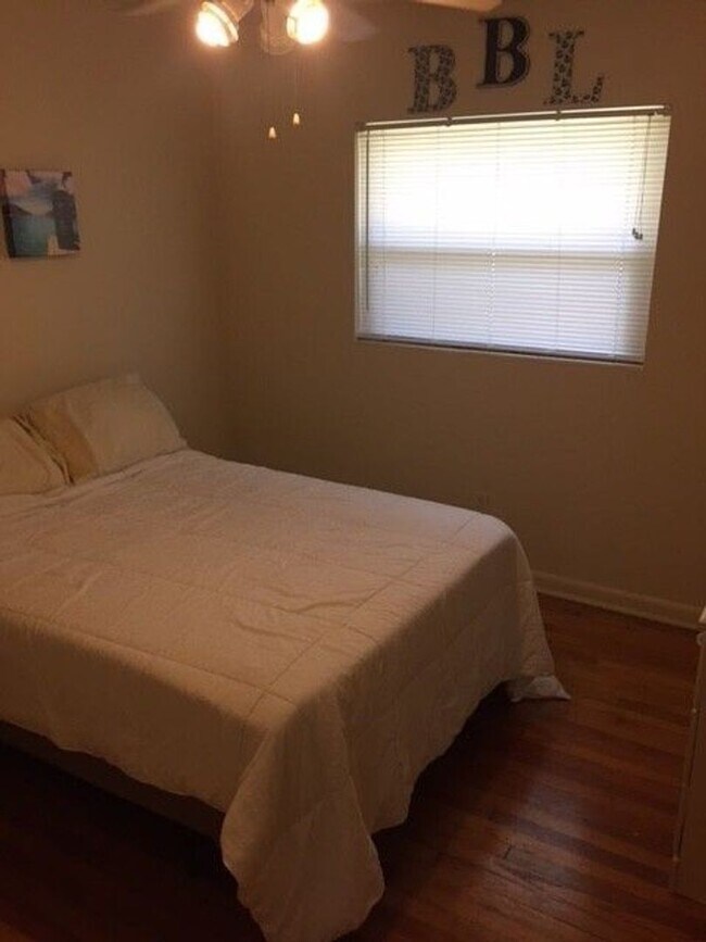 Building Photo - 3 Bedroom House off Juniper Drive!