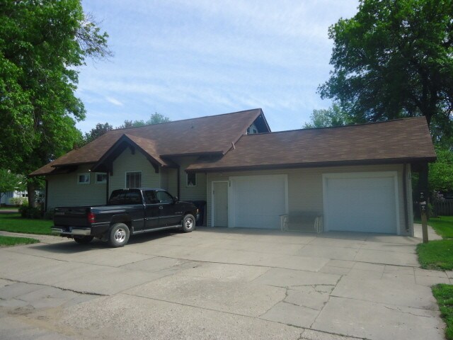 Building Photo - 327 2nd St NE