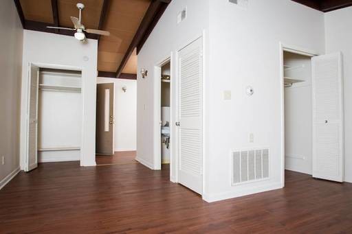 Building Photo - 336 Transylvania Park