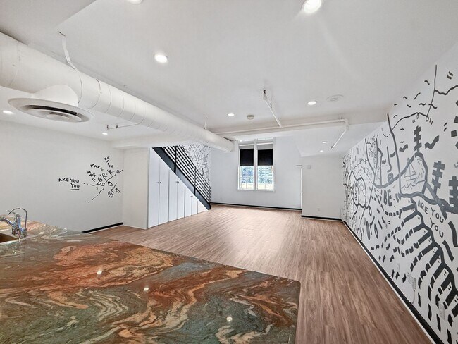 Foto del edificio - Stunning 1B/2BA Loft w/ Original Mural by ...