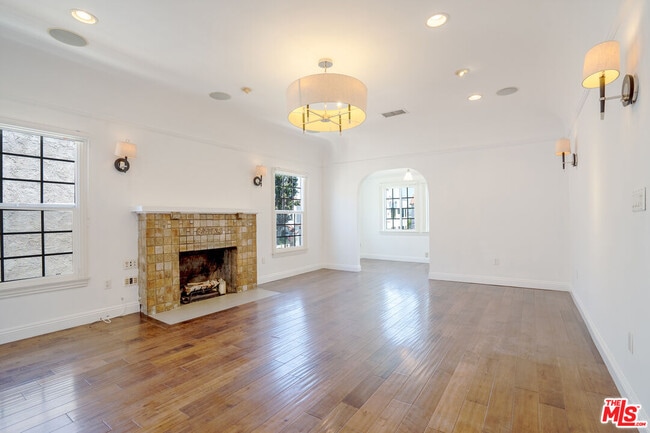 Building Photo - 1049 S Mansfield Ave