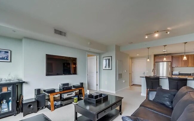 Foto del edificio - 2451 Midtown Ave