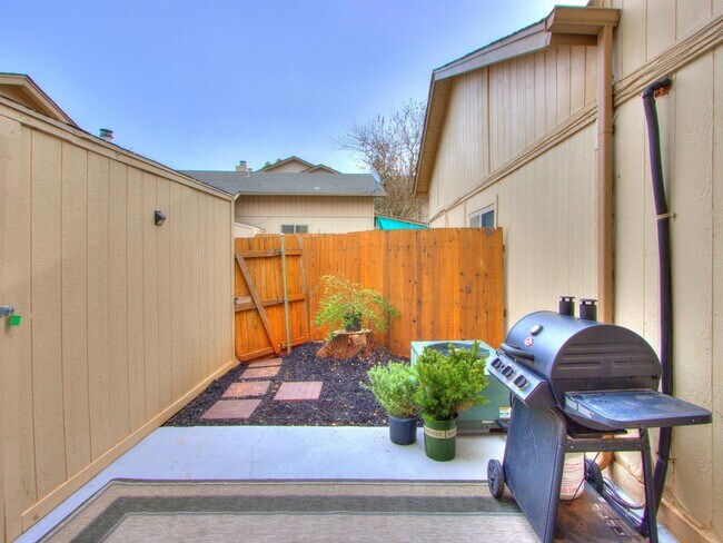 Building Photo - 9719 Hefner Village Blvd