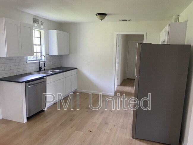 Foto del edificio - 218 E 7th St