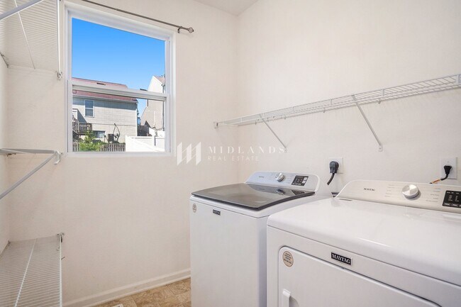 Building Photo - 4 Bedroom Millard Home!