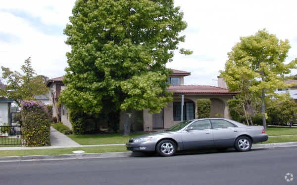 Building Photo - 10771 Walnut St
