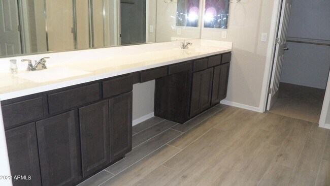 Foto del edificio - Large 4 Bedroom 3 Bath Home!