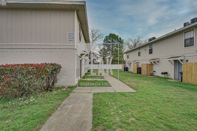 Foto del edificio - Prime Location Townhome Offer: 60% off the...