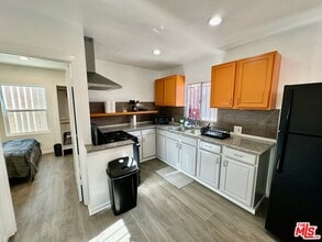 Building Photo - 523 1/2 W 56th St