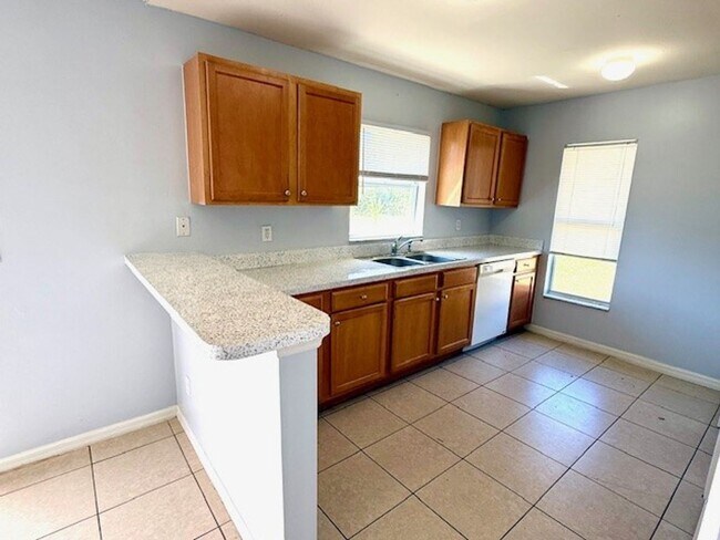 Foto del edificio - AVAILABLE NOW!! CALL TO SCHEDULE SHOWING!!