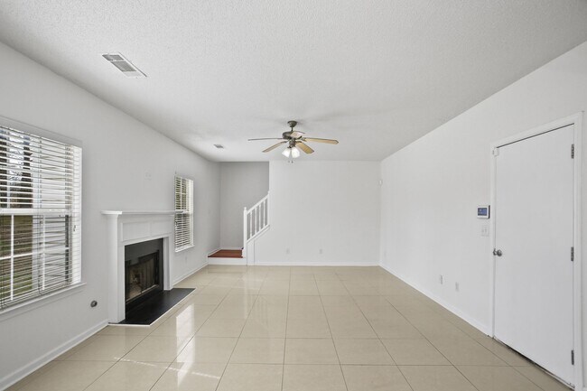 Building Photo - 4-bedroom, 3.5-bathroom home in the neighborhood of Hampton, GA!