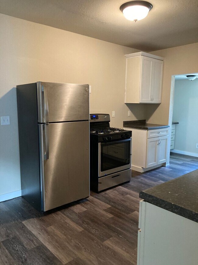 Building Photo - Spacious 3 Bedroom 1 Bath Home- Located on...