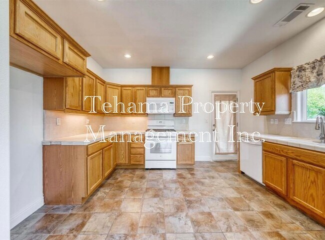 Foto del edificio - Red Bluff 3 bedroom 2 bathroom with 2 car garage