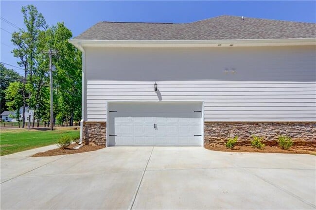 Building Photo - 2855 Pilgrim Mill Rd