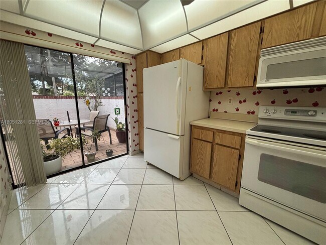 Foto del edificio - 6453 Pinehurst Cir