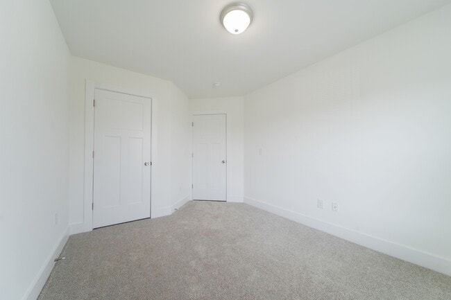Building Photo - 924 Sparrow Ln