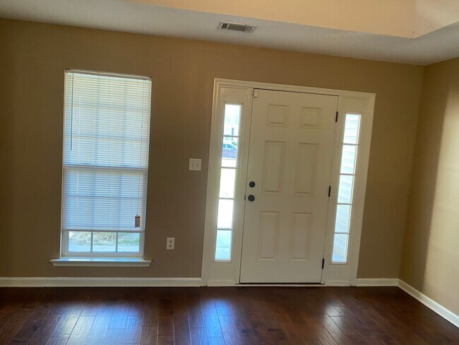 Foto del edificio - Gorgeous 3BD/2B Home with Two Car Garage