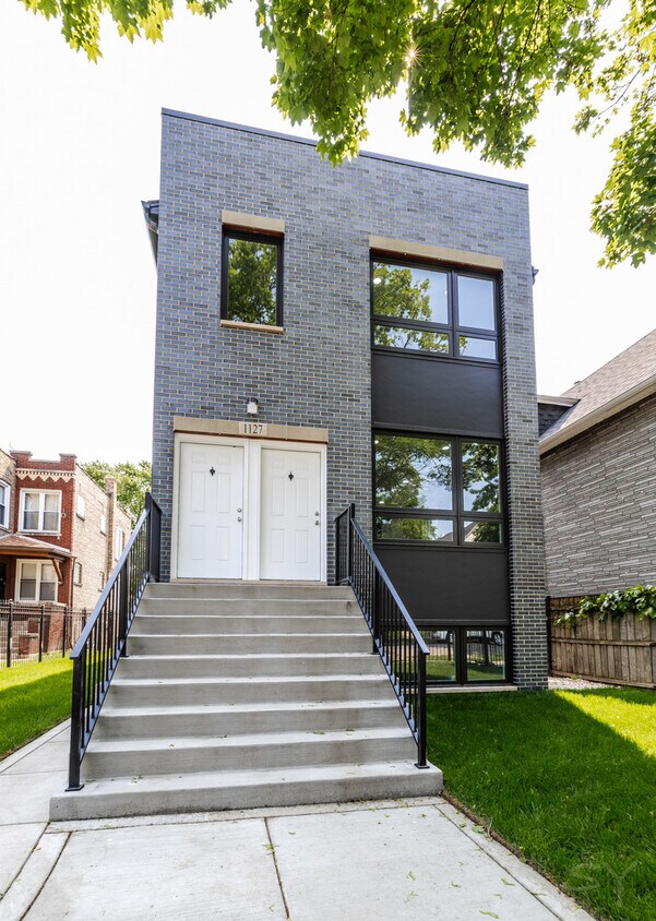 Foto principal - 1044 N Springfield Ave