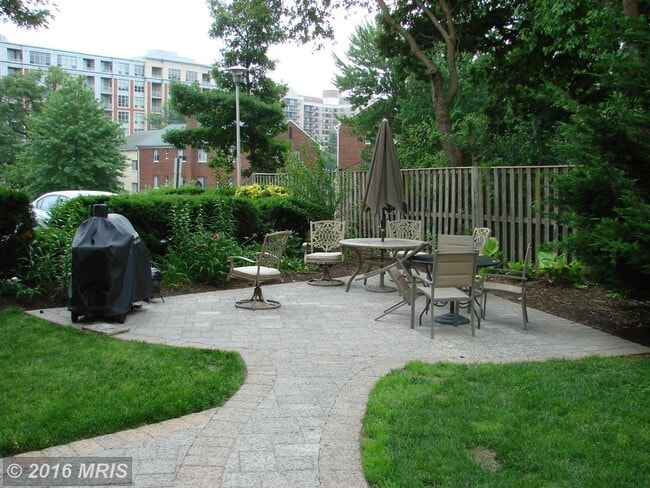 Building Photo - 5353 Columbia Pike