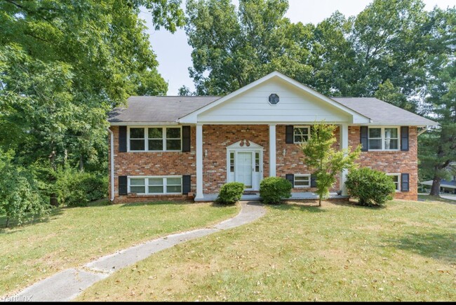 Building Photo - 4 br, 2.5 bath House - 1011 Woodfinch Trail