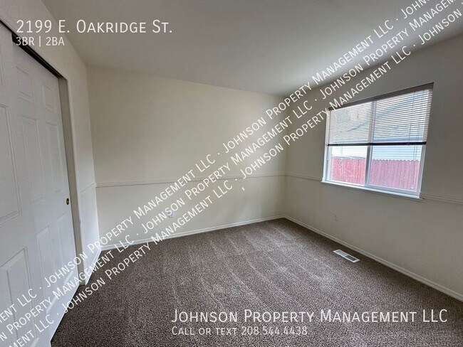 Building Photo - 2199 E Oakridge St