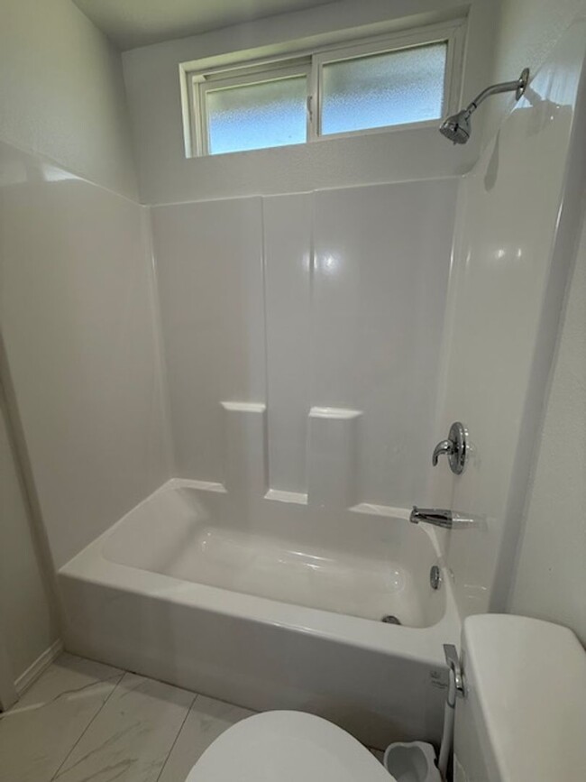 Foto del edificio - 3 bed, 2 bath single story home in Simi Va...