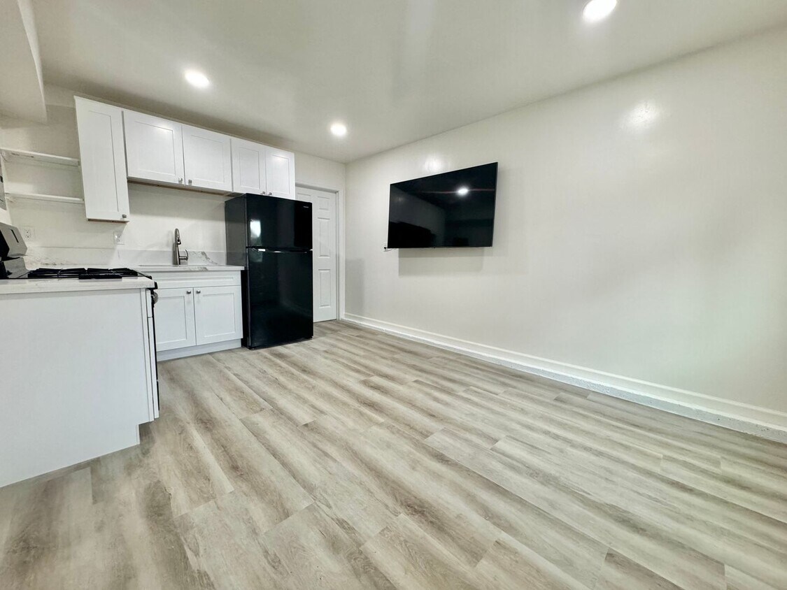 Primary Photo - Brand New Beach Studio - Available NOW!!!