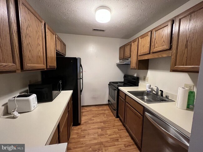 Foto del edificio - 23243 Rosewood Ct