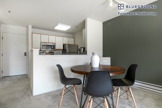 Building Photo - 570 Beale St