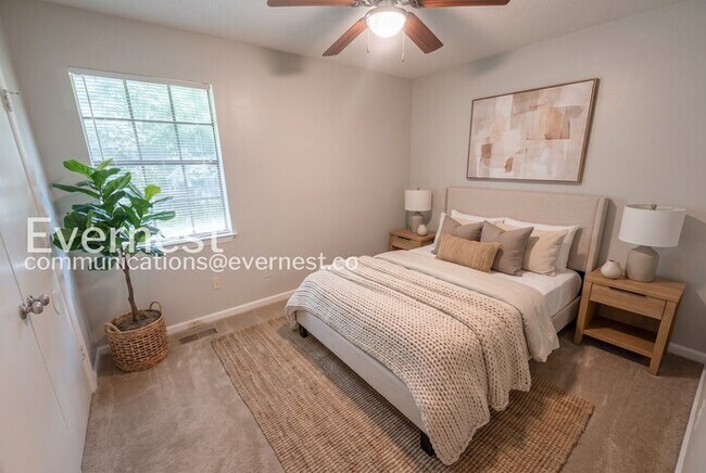 Foto del edificio - 3 Bed, 2 Bath Home with Deck and Off-Street Parking / Pet-friendly / Available Now!