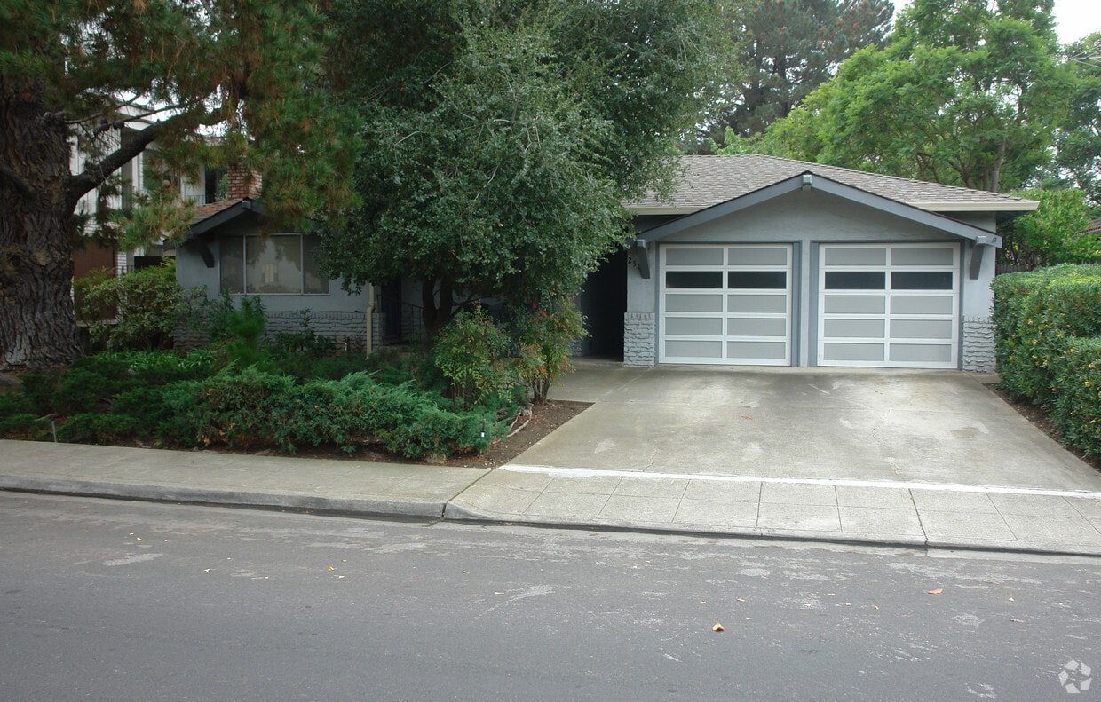 Primary Photo - 249-251 Pamela Dr