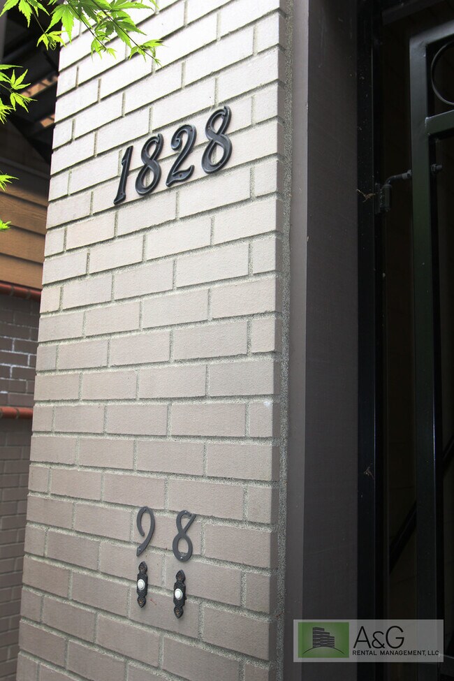 Foto del edificio - Charming 1-Bedroom Condo with Garage in Prime Goose Hollow Location