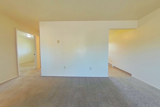 Building Photo - 2 Bedroom Apartment ~ Close to Campus ~ Sm...