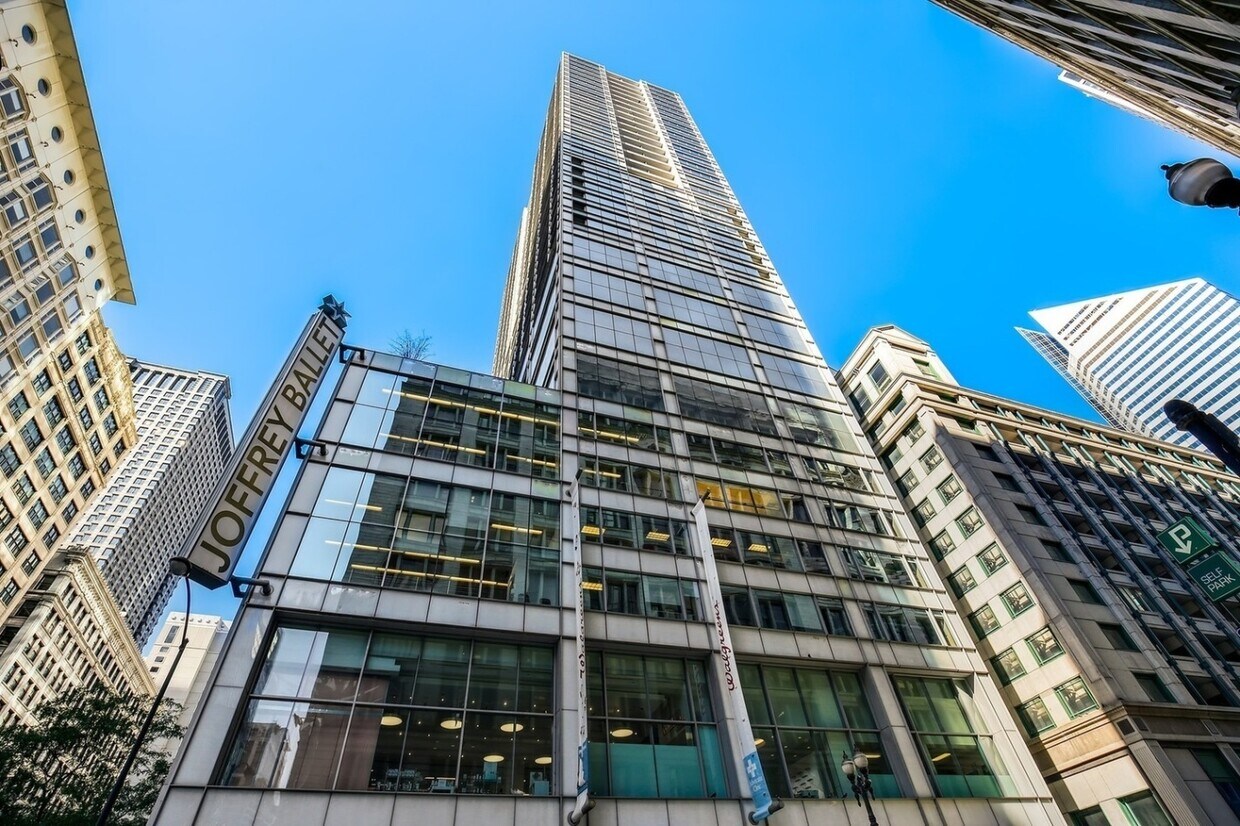 Foto principal - 8 E Randolph St