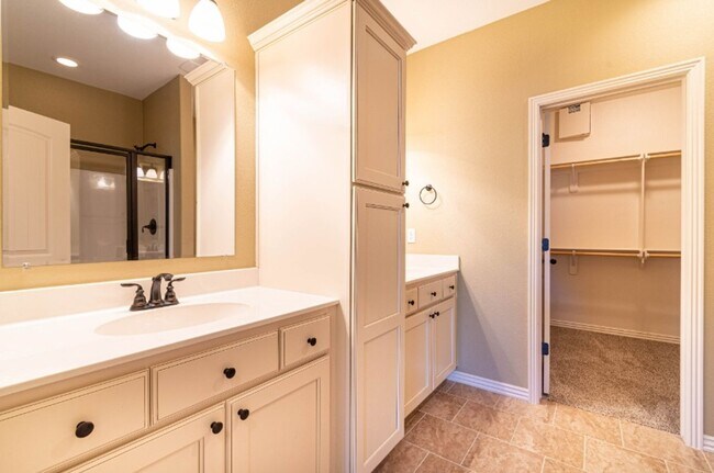 Foto del edificio - 4870 Castlewood Ln