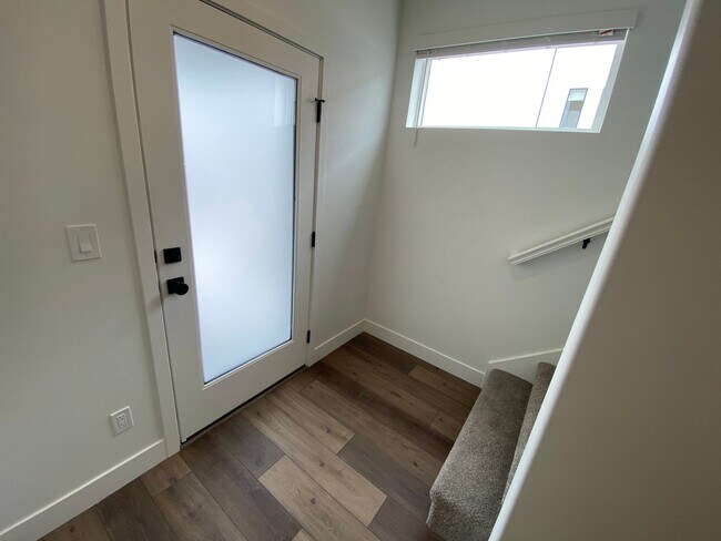 Foto del edificio - Beautiful Newer Rockwell Ranch Townhome (End Unit)
