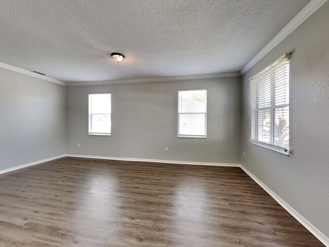 Foto del edificio - 725 Terranova Ave