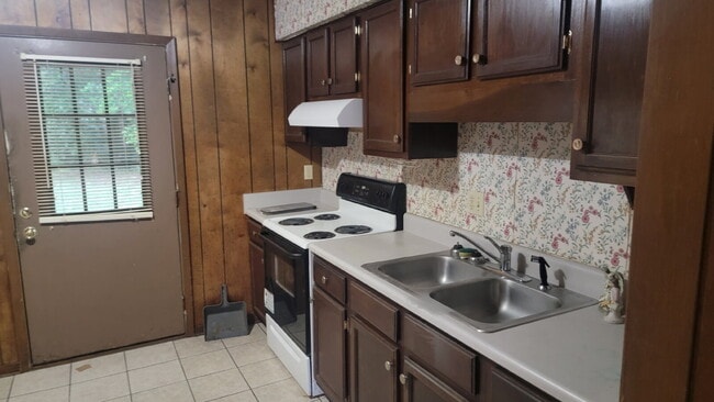 Building Photo - Fantastic Location!